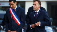 Le président français Emmanuel Macron (D) marche aux côtés du maire de Trappes, Ali Rabeh, à son arrivée pour une réunion à l'hôtel de ville après une fusillade survenue à Trappes, le 23 octobre 2026