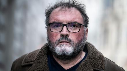 Frédéric Péchier arrive au palais de justice de Besançon le 15 décembre 2025