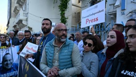 Le président du Syndicat des journalistes tunisiens, Zied Dabbar (c), lors d’une manifestation devant le siège du SNJT à Tunis, le 24 avril 2026