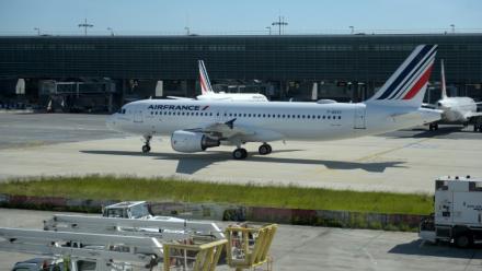 Un Airbus A320 sur le tarmac de l'aéroport Paris-Charles de Gaulle le 12 mai 2020