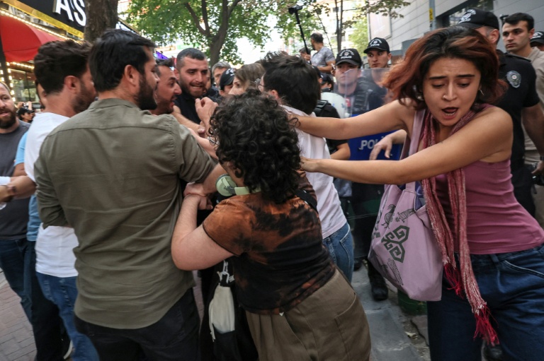 Heurts entre policiers anti-émeutes et protestataires lors d'une manifestation contre les arrestations et le ciblage croissant des militants LGBTQ à Ankara, le 15 septembre 2026 