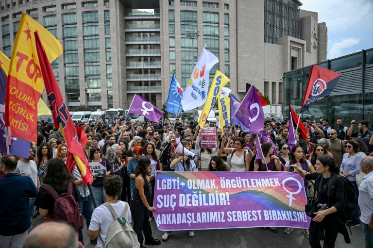 Rassemblement devant le palais de justice d'Istanbul, le 15 septembre 2026, pour protester contre l'arrestation et le ciblage croissant de militants LGBTQ