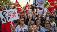 Plusieurs dizaines de milliers de personnes se sont rassemblées le 7 mai 2025 à Istanbul en soutien au maire emprisonné de la ville