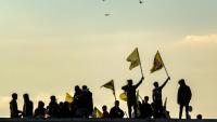 Des Kurdes syriens brandissent des drapeaux avec le portrait du fondateur du PKK, Abdullah Ocalan, le 27 février 2025, à Qamishli, en Syrie