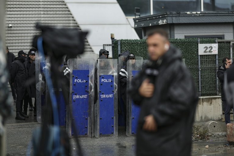Des policiers antiémeutes turcs interdisent l'accès à l'immeuble hébergeant le siège de la chaîne d'opposition Halk TV, à Istanbul, le 14 octobre 2026