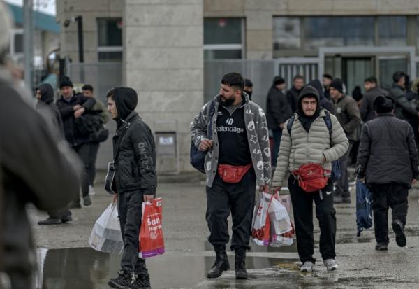 Des Iraniens arrivent en Turquie à travers le point de passage de Razi-Kapiköy, le 1er février 2026
