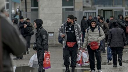Des Iraniens arrivent en Turquie à travers le point de passage de Razi-Kapiköy, le 1er février 2026
