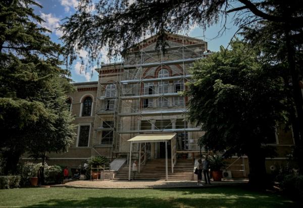 Un échafaudage sur la façade  du séminaire de Halki, ouvert au milieu du XIXe siècle, qui fut la principale école de théologie de l'Église orthodoxe orientale jusqu'à sa fermeture en 1971, le 2 juillet 2026 à Heybeliada, au large d'Istanbul
