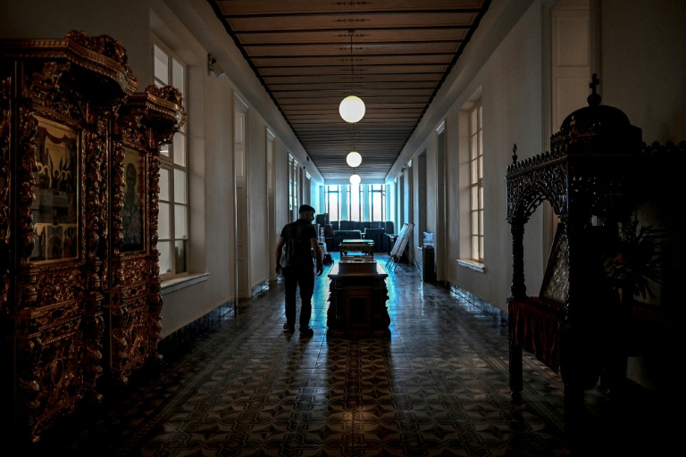 Un homme marche dans un couloir du séminaire de Halki, ouvert au milieu du XIXe siècle et qui fut la principale école de théologie de l'Église orthodoxe orientale jusqu'à sa fermeture en 1971, le 2 juillet 2026 à Heybeliada, au large d'Istanbul