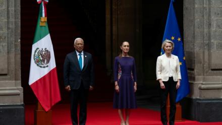 La présidente du Mexique, Claudia Sheinbaum (au centre), le président du Conseil européen, Antonio Costa (à gauche), et la présidente de la Commission européenne, Ursula von der Leyen, au Palais national, à Mexico, le 22 mai 2026