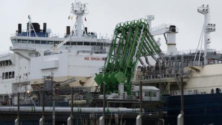 Un navire méthanier au terminal de Montoir-de-Bretagne le 10 mars 2022