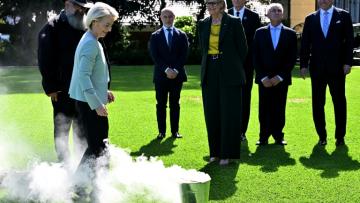 La présidente de la Commission européenne, Ursula von der Leyen, participant à une cérémonie traditionnelle aborigène, avec la gouverneure générale de l'Australie Sam Mostyn, à Sydney le 23 mars 2026.