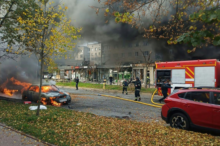 Photo diffusée sur la chaîne Telegram officielle de Dmytro Bryzhynskyi, chef de l'administration militaire de Tcherniguiv, le 29 octobre 2026 montrant les lieux d'une attaque aérienne à Tcherniguiv, en Ukraine