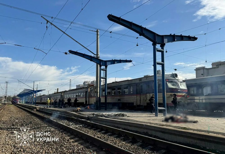 Photo diffusée par le Service ukrainien des situations d’urgence le 29 octobre 2026 montrant les lieux d’une attaque aérienne sur la gare de Dnipro, en Ukraine