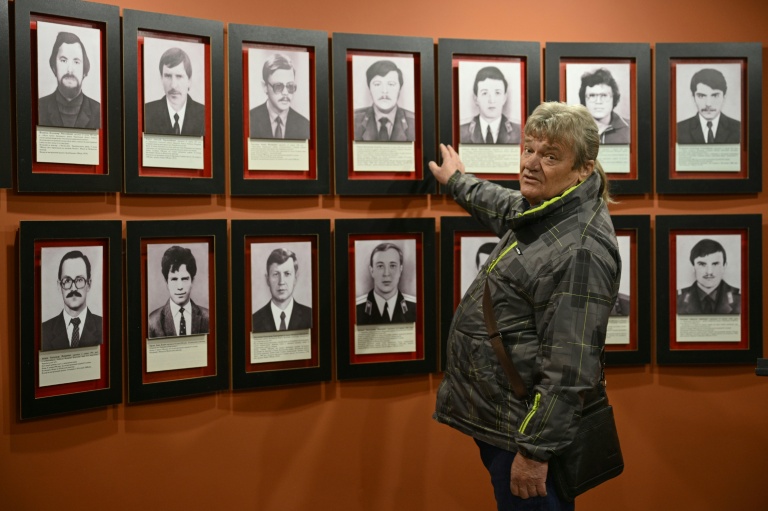 Nikolaï Soloviov, qui a assisté à l'explosion de 1986 dans la centrale nucléaire de Tchernobyl, le 24 avril 2026 dans le musée local consacré à Tchernobyl à Slavoutytch, à 120 km au nord de Kiev