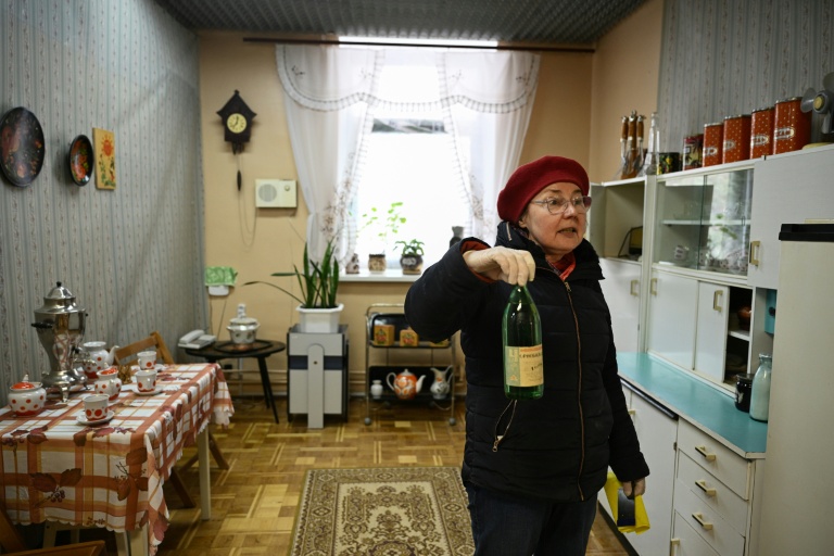 Une employée d'un musée consacré à Tchernobyl montre une bouteille d'eau minérale datant de la catastrophe nucléaire à Slavoutytch, à 120 km au nord de Kiev, le 24 avril 2026