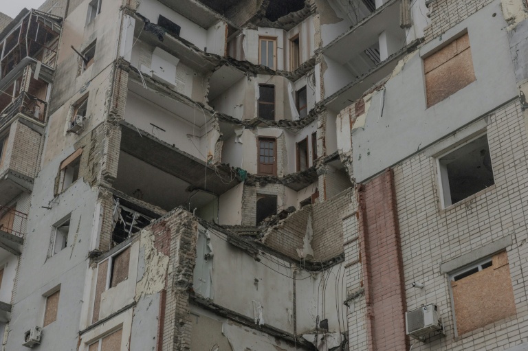 Un immeuble endommagé par des attaques aériennes, le 30 octobre 2026 à Kherson, dans le sud de l'Ukraine 
