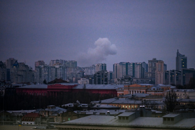 De la fumée s'élève dans le ciel de Kiev au petit matin après une attaque nocturne russe contre la capitale ukrainienne, le 25 novembre 2025