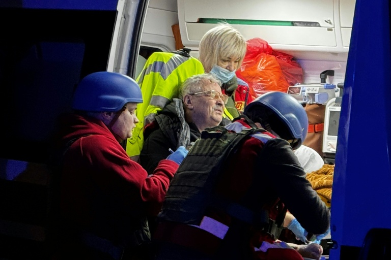 Les services d'urgence apportent leur assistance à un résident local après une attaque aérienne à Zaporijjia le 25 novembre 2025, dans le sud de l'Ukraine