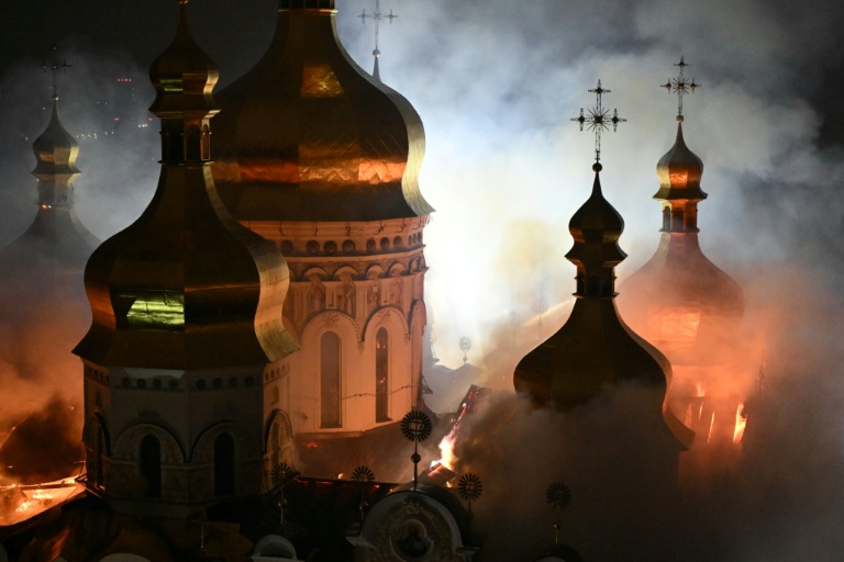 Incendie de la cathédrale de la Dormition, à la Laure des Grottes de Kiev, le 15 juin 2026 après une attaque russe