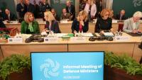 La ministre irlandaise de la Défense et des Affaires étrangères Helen McEntee (c), la secrétaire générale adjointe de l'Otan Radmila Šekerinska (2e à d) et la vice-présidente de la Commission européenne Kaja Kallas (2e à g) à Wicklow, en Irlande, le 1er septembre 2026