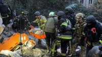 Des secouristes évacuent une personne blessée après une frappe russe sur un immeuble résidentiel de Zaporijjia dans le sud-est de l'Ukraine, le 10 octobre 2026