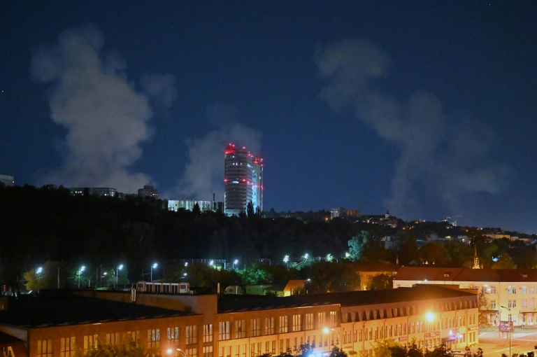 De la fumée s'élève après des frappes de missiles lancés par la Russie, à Kiev, en Ukraine, le 19 août 2026