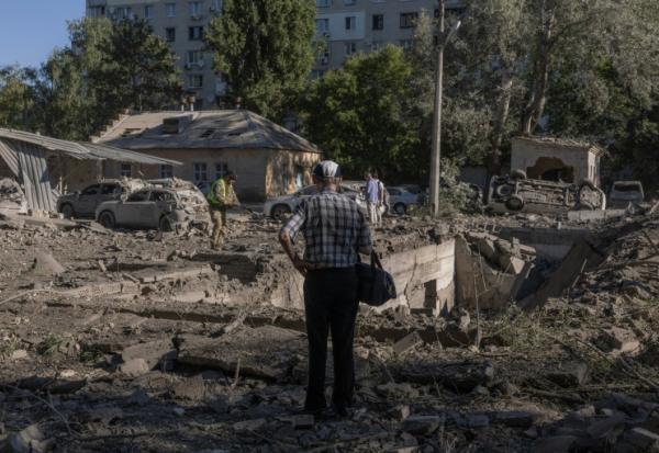 Un habitant sur le site d'une frappe aérienne russe à Kiev, le 20 août 2026 en Ukraine