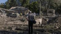 Un habitant sur le site d'une frappe aérienne russe à Kiev, le 20 août 2026 en Ukraine