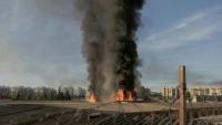 Des flammes et de la fumée s'échappent d'un site frappé par une attaque aérienne russe, à Kiev le 2 juin 2026