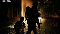 Photo publiée par le service d'urgence ukrainien, le 22 octobre 2025, de sauveteurs ukrainiens luttant contre un incendie dans un immeuble résidentiel après une frappe aérienne russe à Zaporijjia