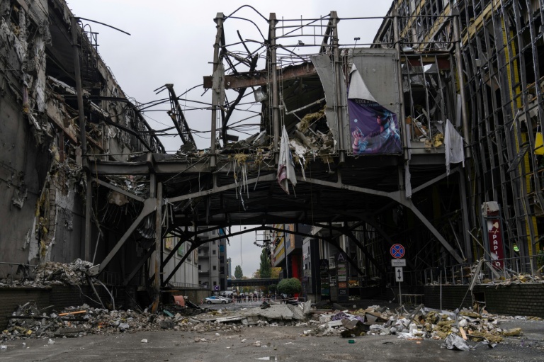 Sur le site d'une frappe russe sur un centre commercial de Kiev, le 19 octobre 2026