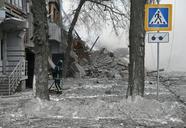 Des bâtiments résidentiels détruits après une frappe russe à Kharkiv, le 2 janvier 2026