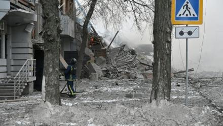 Des bâtiments résidentiels détruits après une frappe russe à Kharkiv, le 2 janvier 2026