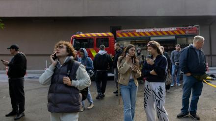 Des habitants observent un immeuble résidentiel endommagé après une frappe de drone russe à Kiev, le 25 septembre 2026