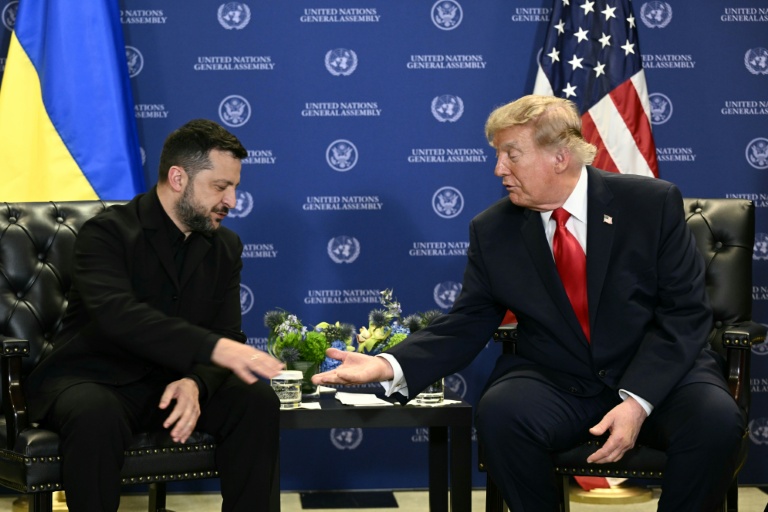Le président américain Donald Trump et son homologue ukrainien Volodymyr Zelensky (d) lors d'une rencontre en marge de la 81e Assemblée générale des Nations unies à New York, le 22 septembre 2026