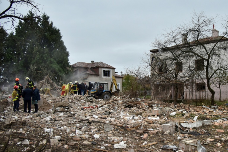 Des sauveteurs ukrainiens sur le site d'une attaque aérienne russe à Lapaivka, dans la région de Lviv, le 5 octobre 2025 en Ukraine
