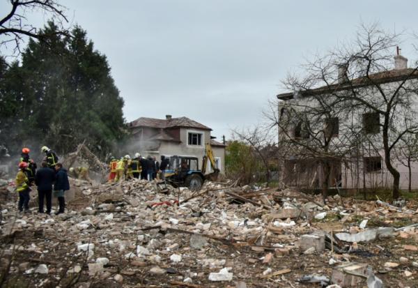 Des sauveteurs ukrainiens sur le site d'une attaque aérienne russe à Lapaivka, dans la région de Lviv, le 5 octobre 2025 en Ukraine