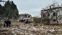 Des sauveteurs ukrainiens sur le site d'une attaque aérienne russe à Lapaivka, dans la région de Lviv, le 5 octobre 2025 en Ukraine