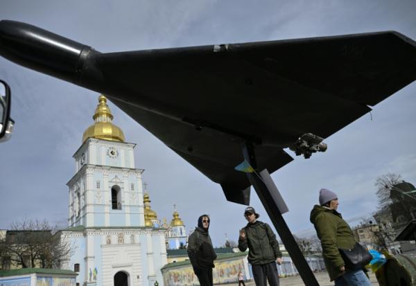 Un drone russe de conception iranienne Shahed 136 exposé sur la place Mykhaïlivska à Kiev, le 7 avril 2026 