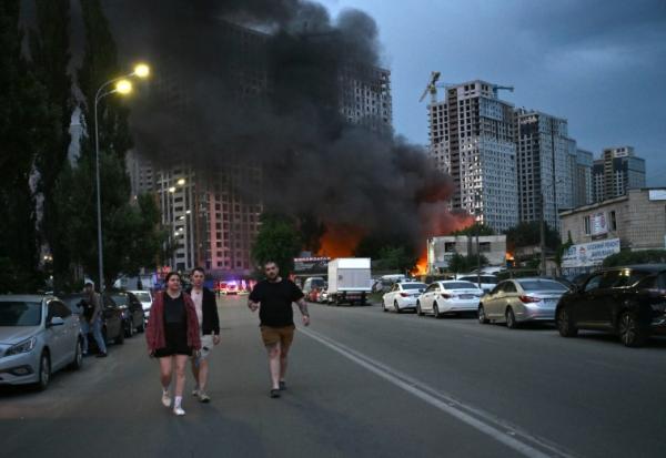 Des habitants dans la rue après de nouvelles frappes russes à Kiev, en Ukraine, le 6 juillet 2026 