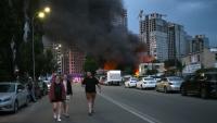Des habitants dans la rue après de nouvelles frappes russes à Kiev, en Ukraine, le 6 juillet 2026 