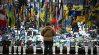 Une personne se tient devant un mémorial de fortune dédié aux soldats ukrainiens et étrangers tombés au combat, sur la place de l’Indépendance à Kiev, le 23 février 2026