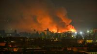 Vue d'un incendie après des frappes de missiles balistiques russes, le 5 août 2026 à Kiev