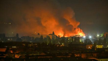 Vue d'un incendie après des frappes de missiles balistiques russes, le 5 août 2026 à Kiev