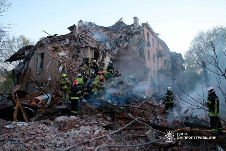 Photo prise et diffusée par le Service d'État des situations d'urgence de l'Ukraine, le 25 avril 2026, montrant des secouristes après une attaque russe à Dnipro, dans le centre-est du pays 
