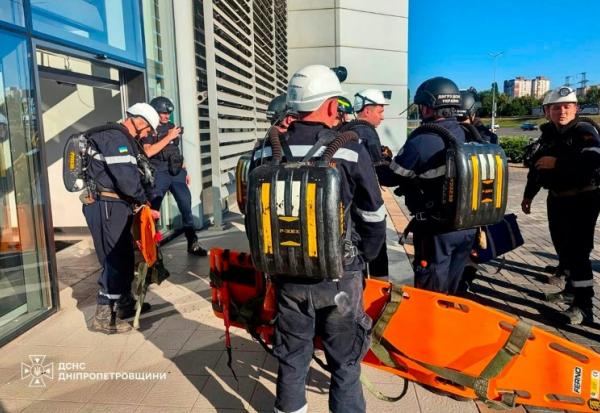 Photo diffusée par le Service d'État ukrainien pour les situations d'urgence, le 21 août 2026, montrant des pompiers luttant contre un incendie sur le site d'un centre commercial endommagé par une frappe russe à Kryvyï Rih, en Ukraine