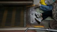 Des habitants de Kiev réfugiés dans une station de métro pendant une attaque de missiles russes sur la ville, le 30 juillet 2026