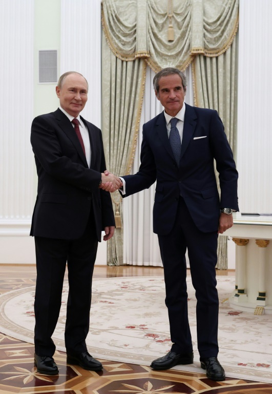 Le chef de l'Agence internationale de l'énergie atomique (AIEA), Rafael Grossi (d) et le président russe Vladimir Poutine, le 25 septembre 2025 au Kremlin, à Moscou