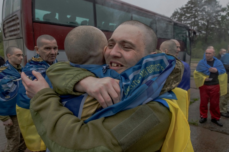 Des prisonniers de guerre ukrainiens libérés après un échange de prisonniers dans un lieu tenu secret de la région de Tchernihiv, le 15 mai 2026 en Ukraine